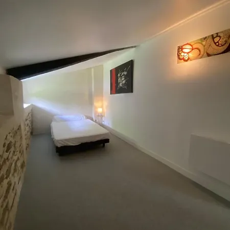 Maison En Pierre Au Bord De L'eau بيت للعطل *
